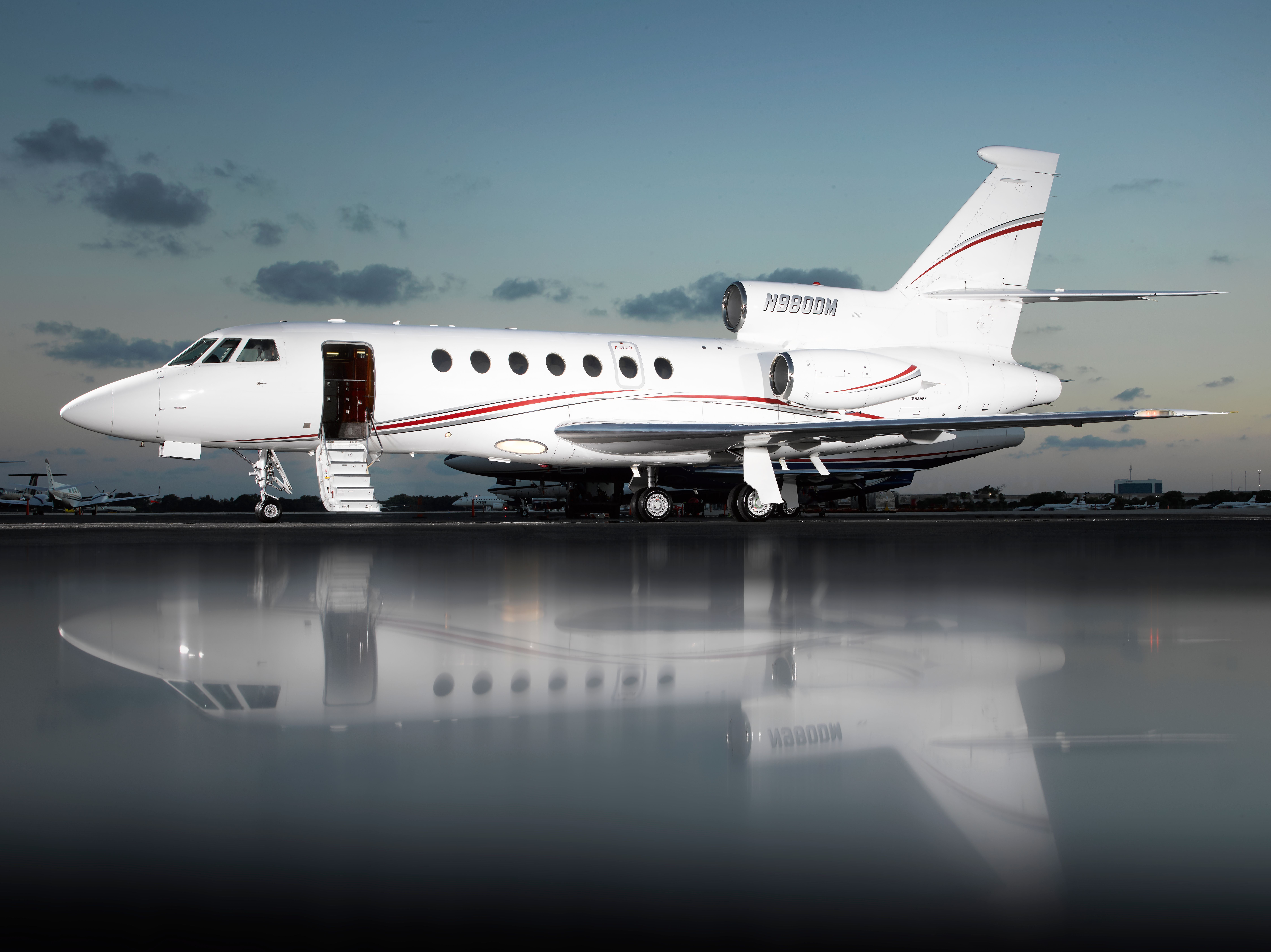 Dassault Falcon 50 Exterior Side View